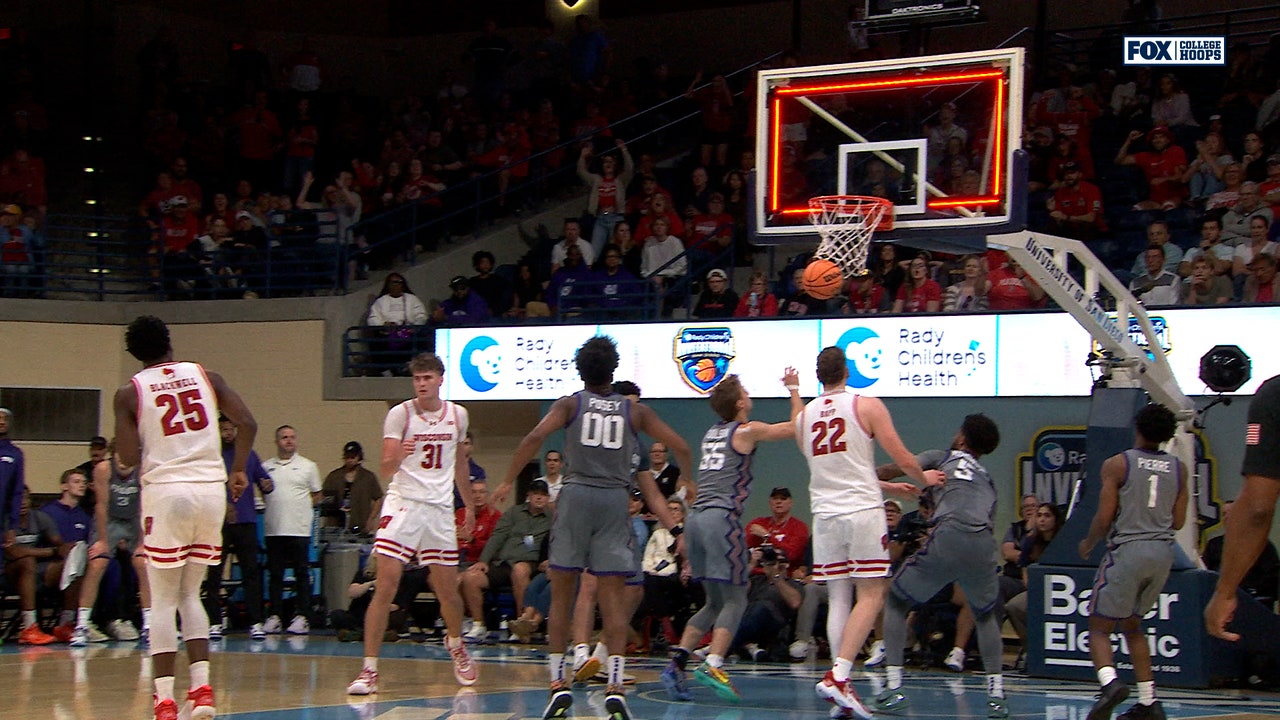 John Blackwell, de Wisconsin, hace un tiro cuando el tiempo expira en la primera mitad contra TCU