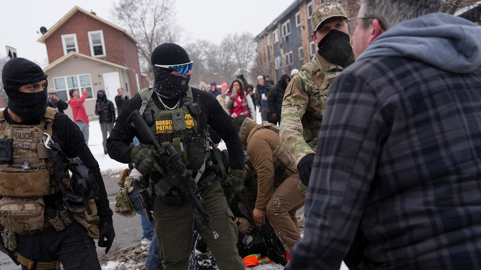 Memorándum de ICE permite a agentes entrar a casas sin orden judicial: denuncia de denunciante