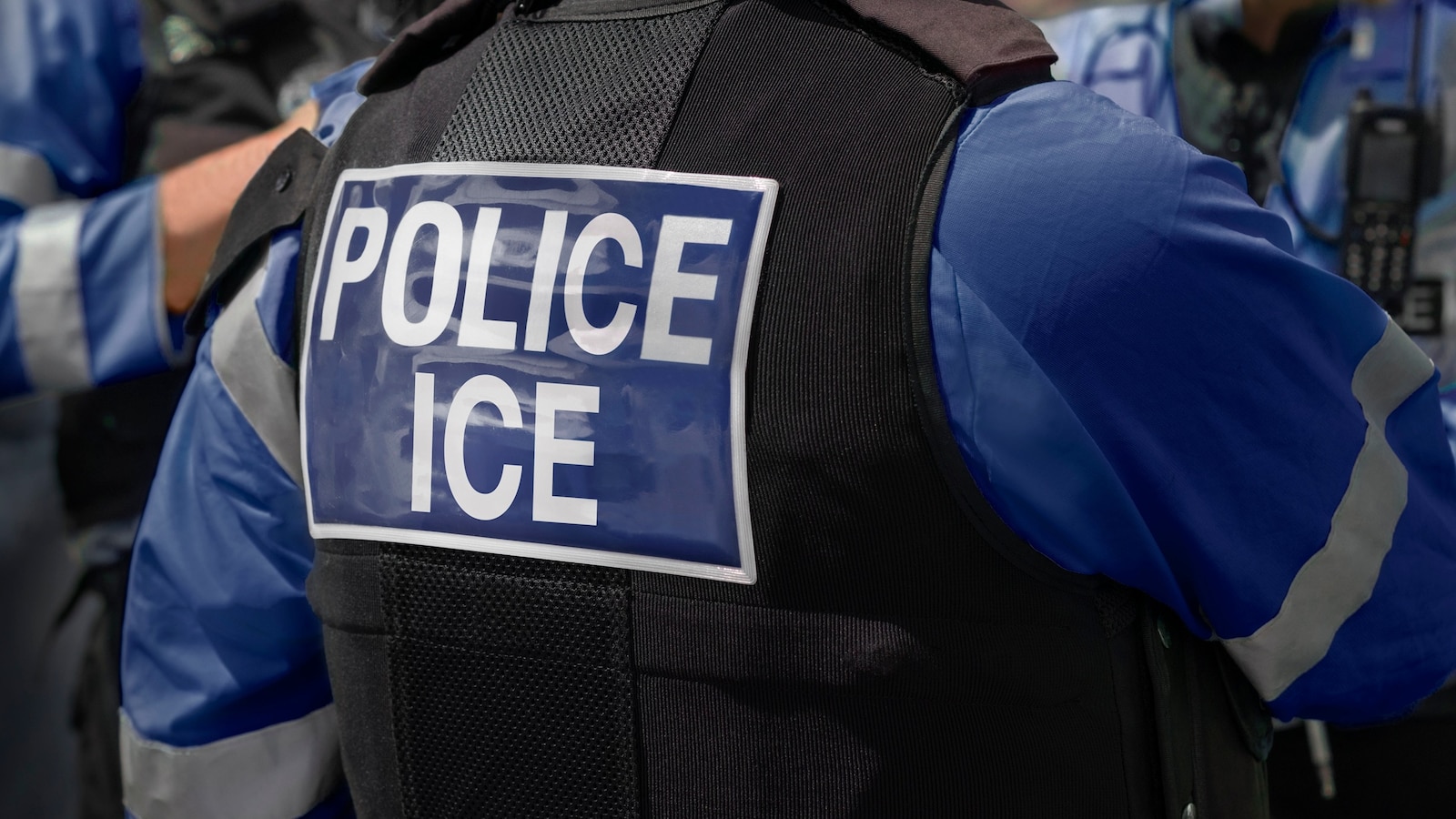 Agentes de ICE usaron insultos raciales para referirse a los latinos, según parecen mostrar videos y textos