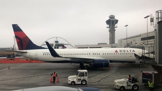 Delta Air Lines enfrenta una demanda de 2,35 millones de dólares después de que un padre fuera acusado injustamente de traficar con su hija de 13 años