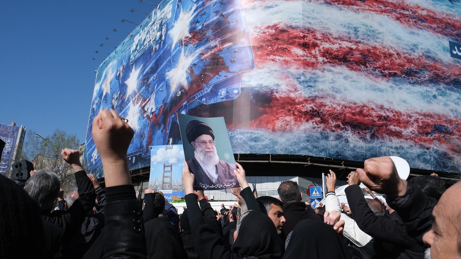 Irán forma un consejo de liderazgo interino mientras resurge el presidente Pezeshkian