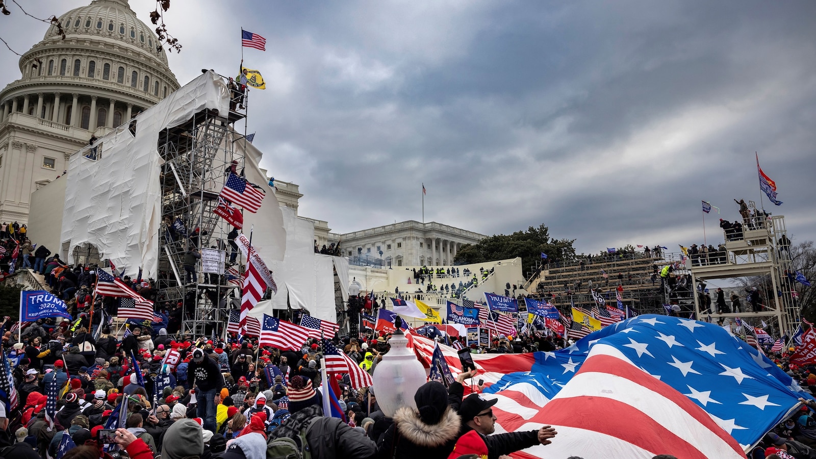 Dos oficiales que defendieron el Capitolio el 6 de enero demandan al Fondo Antiarmas de Trump