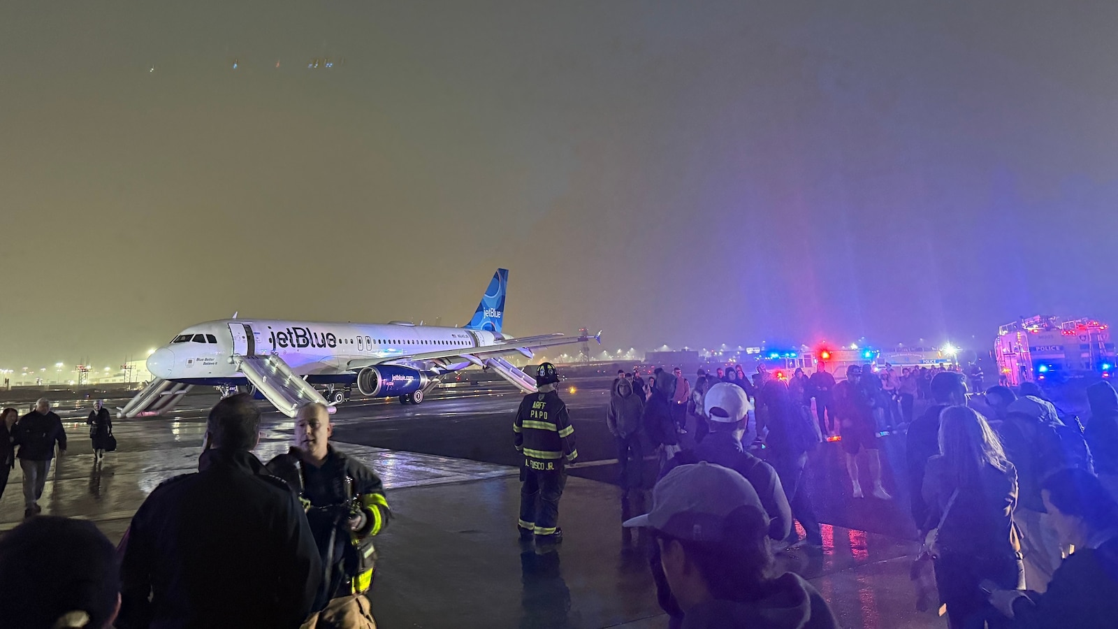 Pasajeros evacuados por toboganes en incidente que suspendió temporalmente vuelos en el aeropuerto de Newark