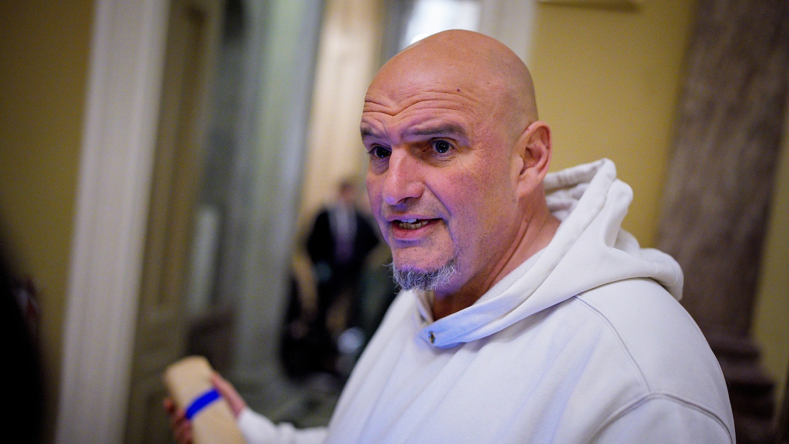 Senador John Fetterman hospitalizado tras caída cerca de su casa