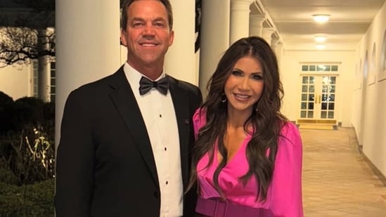Bryon, el esposo de Kristi Noem, hizo un impactante comentario de 9 palabras sobre ella: “Amo a mi esposa, quiero…”