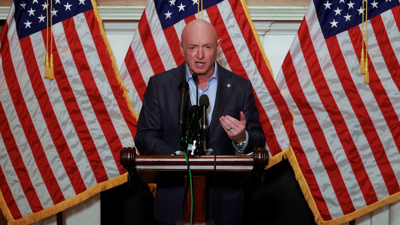 El senador Kelly critica a Trump, pide una investigación sobre los ataques en el Caribe y que Hegseth testifique