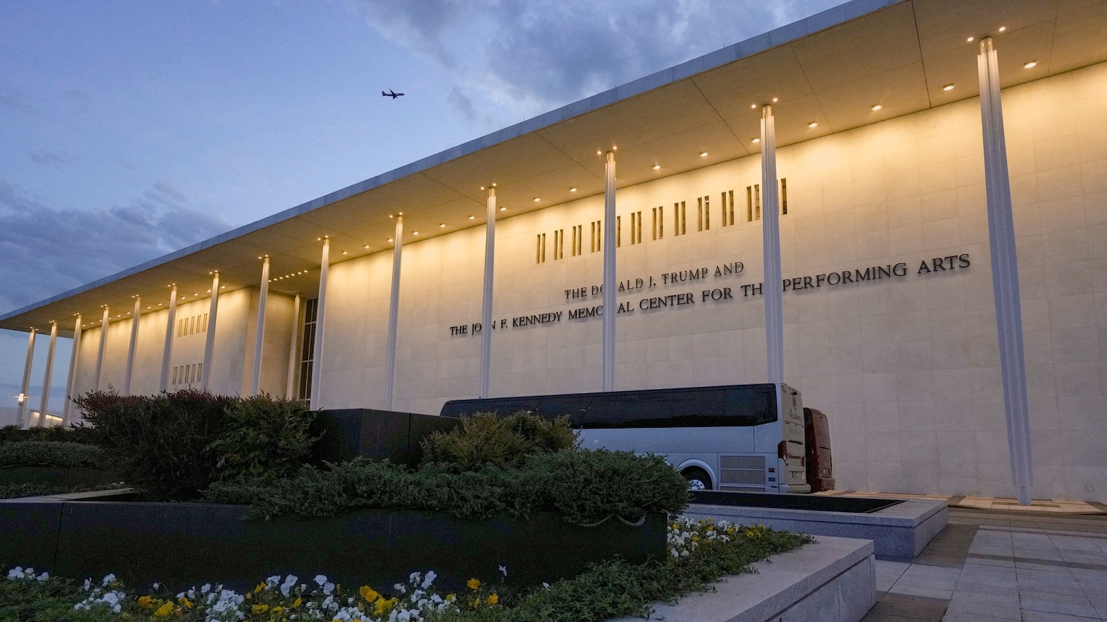 kennedy-center-rt-jef-260428_1777381858691_hpMain_16x9.jpg