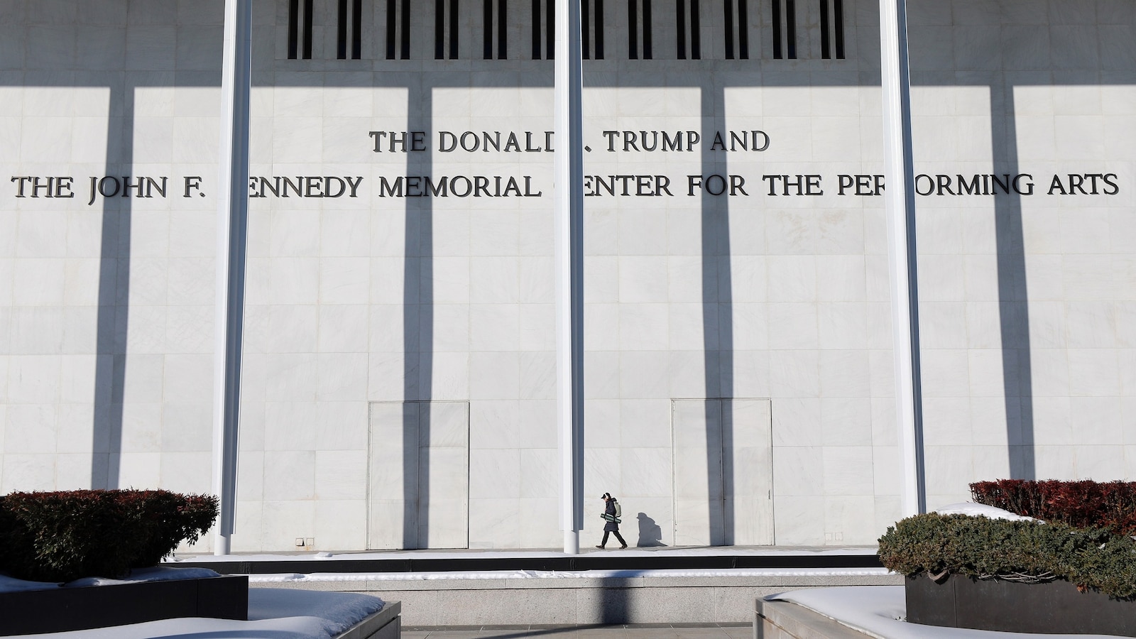 Juez federal ordena que se retire el nombre de Trump del Kennedy Center y bloquea su cierre
