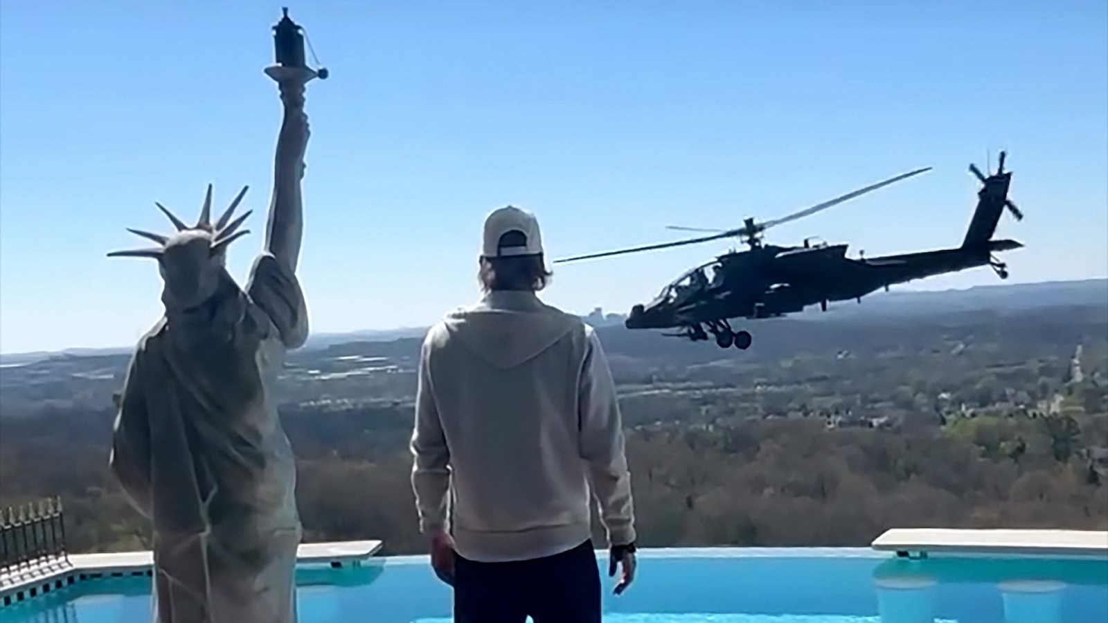 El ejército dice que está examinando helicópteros de ataque que vuelan a baja altura y que sobrevuelan cerca de la casa de Kid Rock.