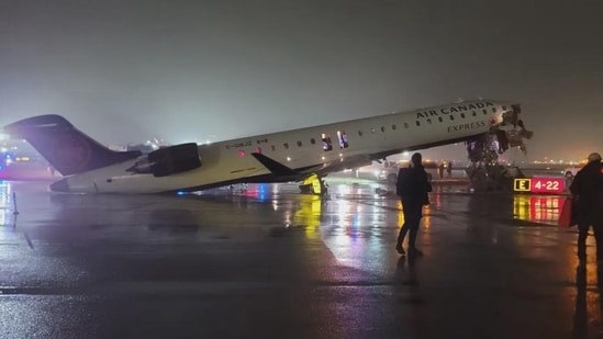 “STOP, STOP, STOP”: LaGuardia ATC entra en pánico cuando un avión de Air Canada Express choca con un camión de bomberos