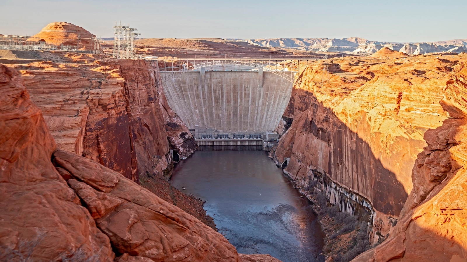 El lago Powell alcanza niveles de elevación extremadamente bajos, cerca de un ‘grupo de energía muerta’, dicen los expertos