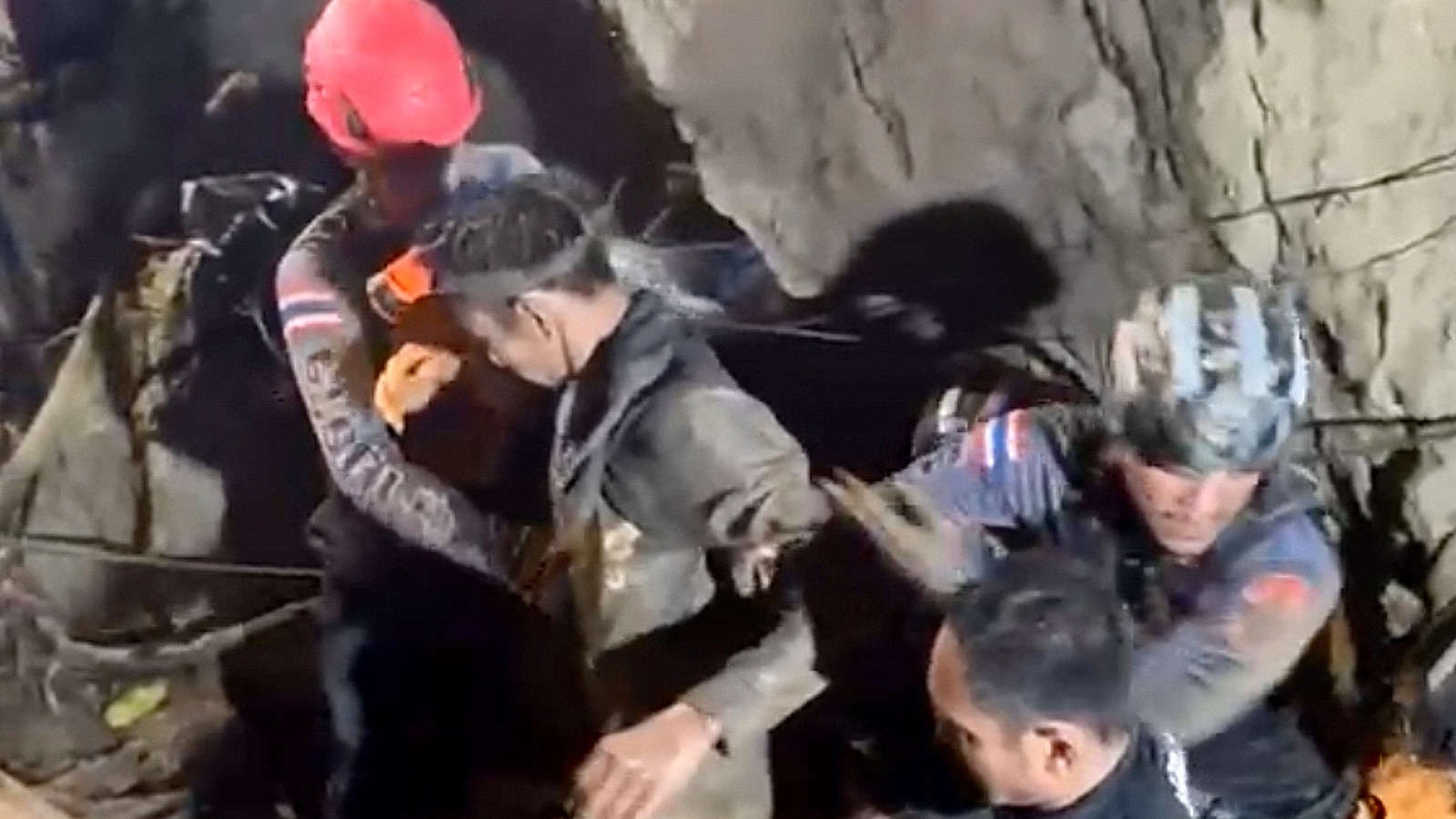 Los buzos rescatan a un aldeano atrapado en una cueva de Laos y continúan la operación de evacuación