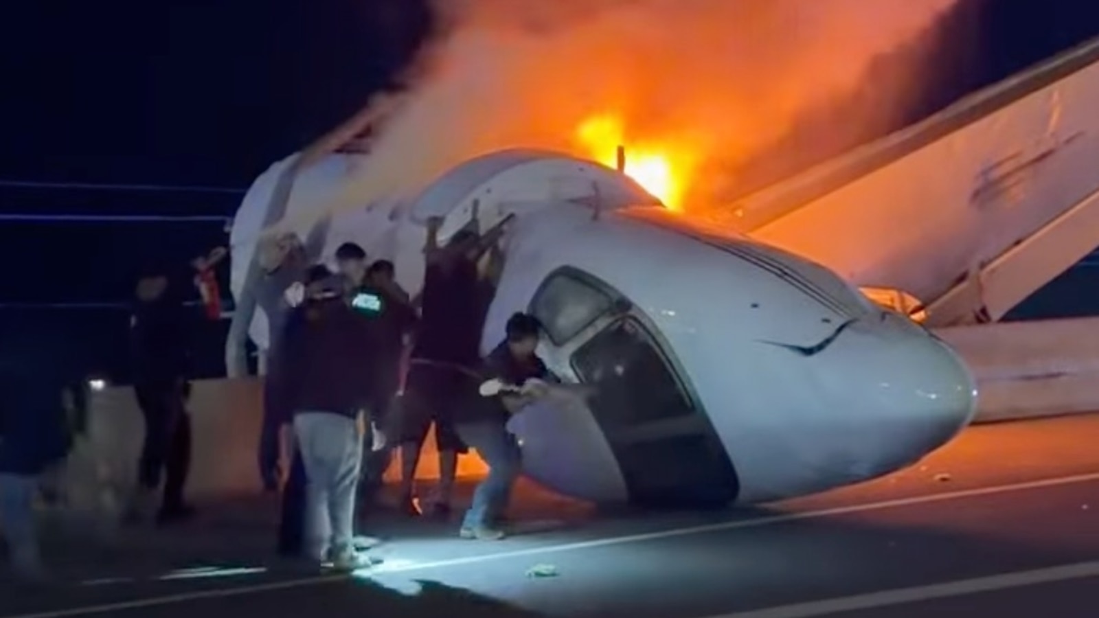 Un muerto después de que un avión privado se estrellara en una carretera de Texas, dice la policía