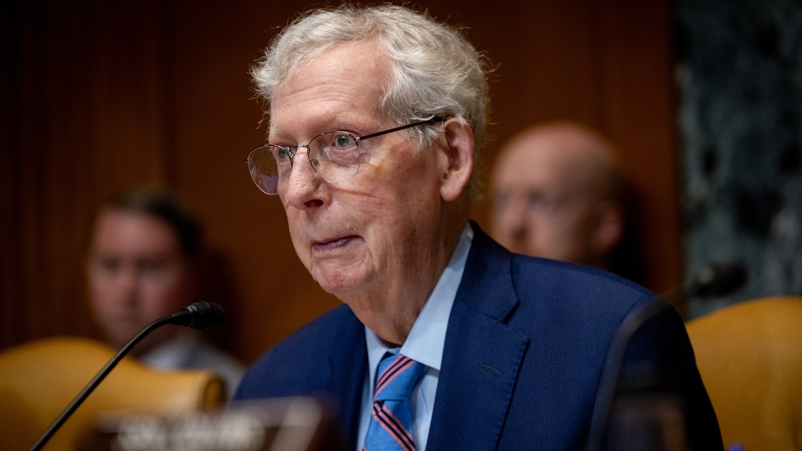 El senador Mitch McConnell dice que fue hospitalizado debido a una caída el mes pasado