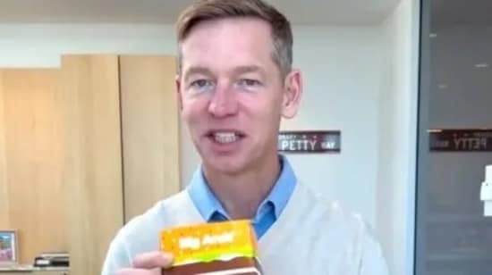 Salario y patrimonio neto del director ejecutivo de McDonald’s: Chris Kempczinski se burló brutalmente por un video viral del ‘producto’