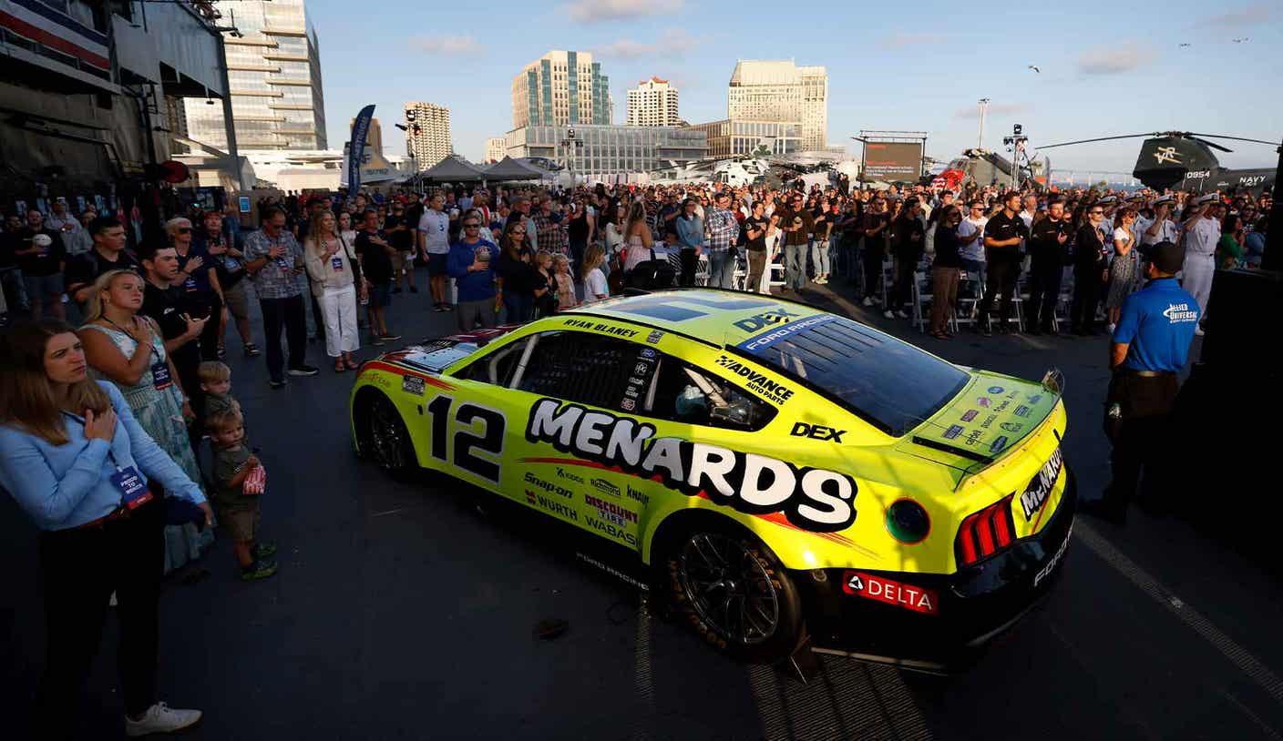 Correr en una base naval presenta un desafío único para los conductores de NASCAR