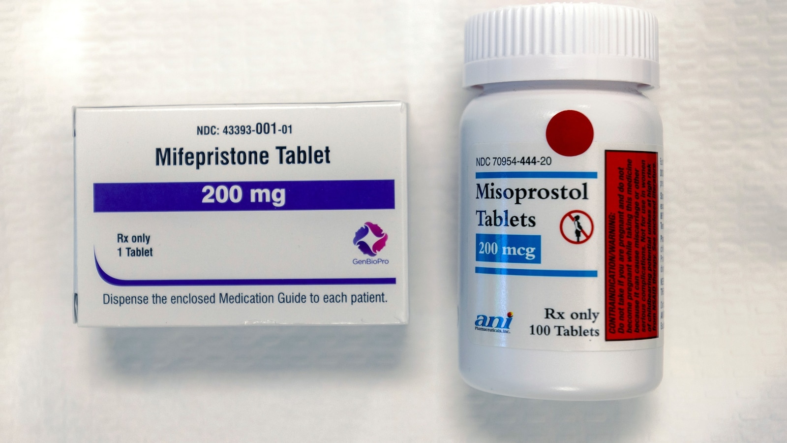 Un tribunal emite una orden a nivel nacional que bloquea la distribución de pastillas abortivas por correo