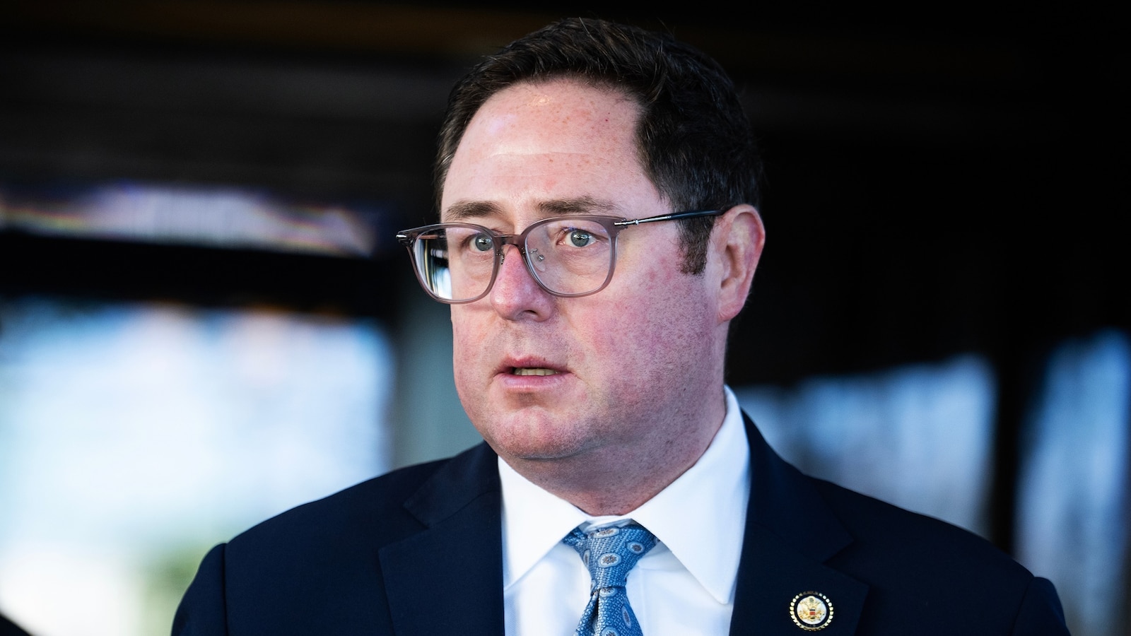 Una turba enojada se enfrenta al representante republicano Mike Flood en el ayuntamiento de Nebraska por las políticas de Trump