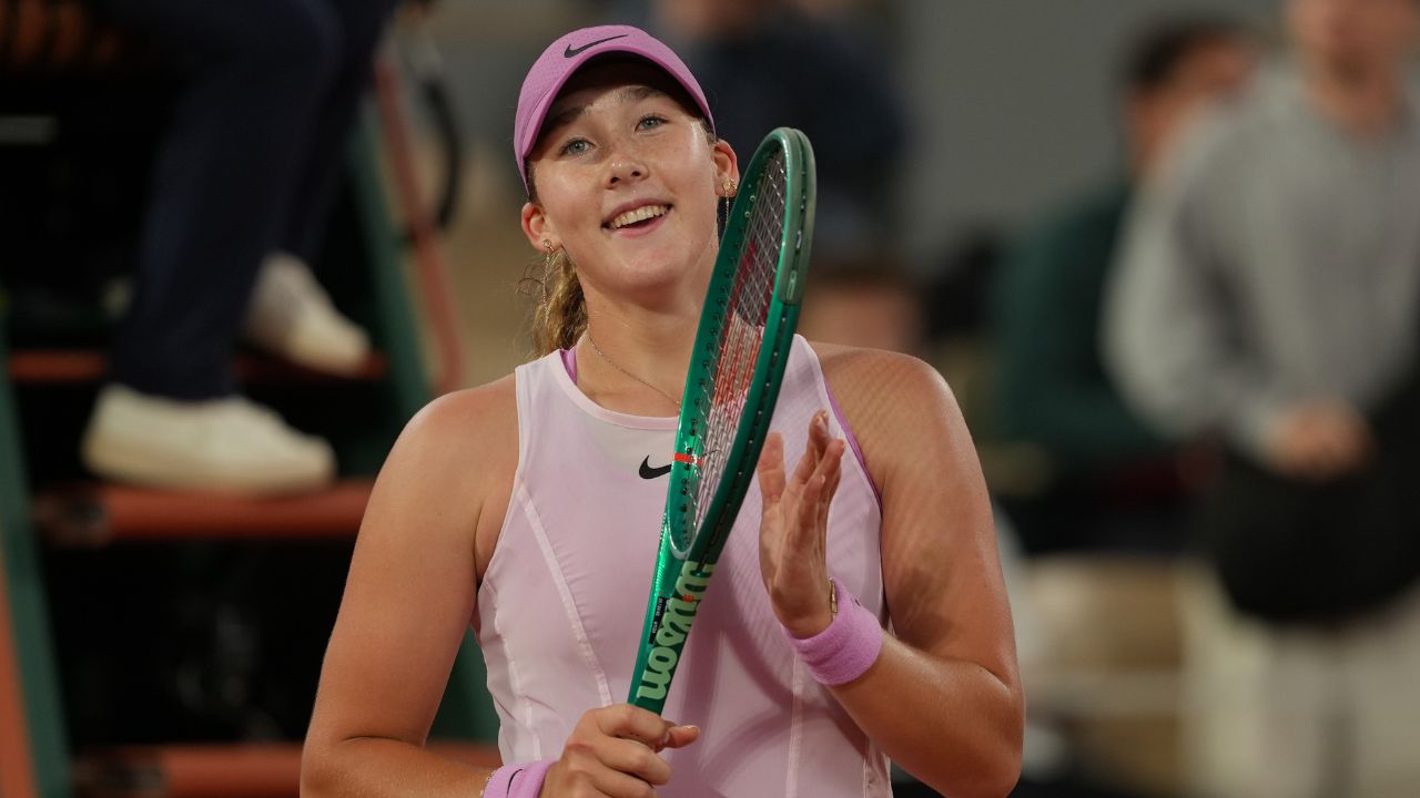Andreeva llega a semifinales del Abierto de Francia tras superar la racha de Kostyuk
