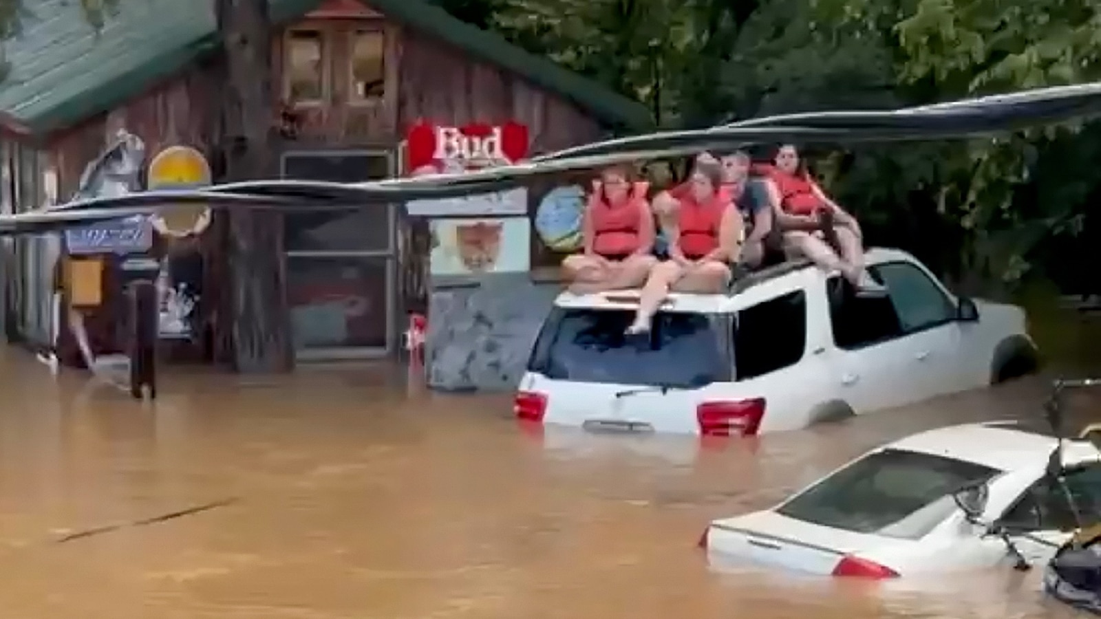 Inundaciones en Missouri: se informaron decenas de rescates en el agua, el edificio del campamento se derrumba en las inundaciones