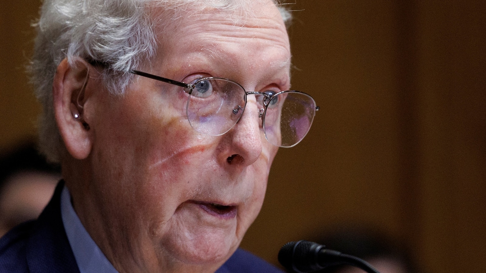 El senador Mitch McConnell hospitalizado en condición no revelada, dice un portavoz