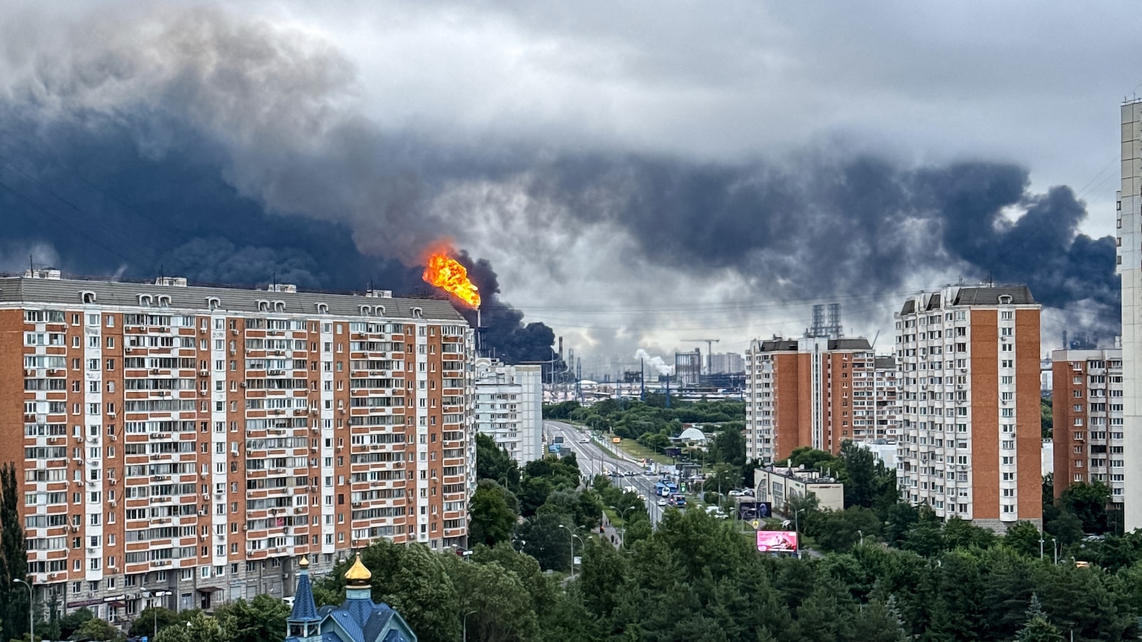 Ucrania ataca una refinería de petróleo de Moscú en medio de un ataque con aviones no tripulados a gran escala