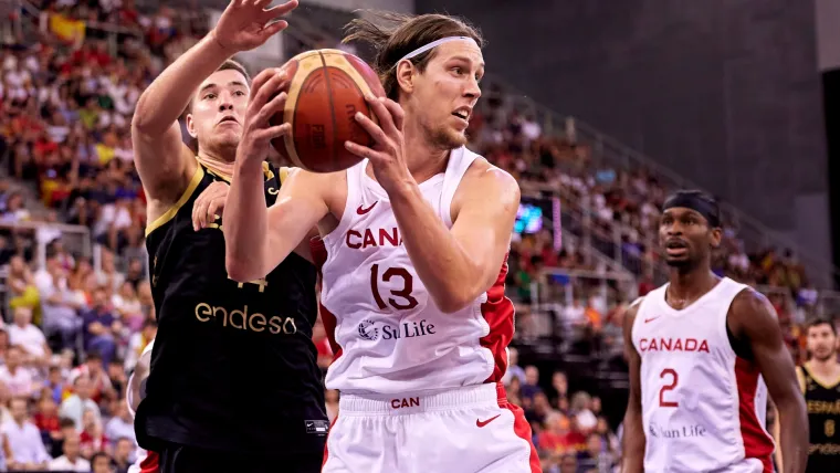 Informe: los Spurs planean mantener a Kelly Olynyk en negociaciones comerciales