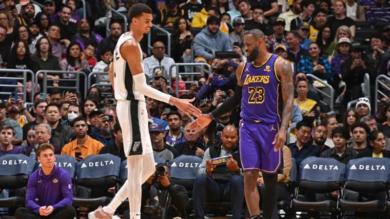 Victor Wembanyama de los Spurs ingresa al territorio de LeBron James y Kevin Durant después de la victoria del Juego 4
