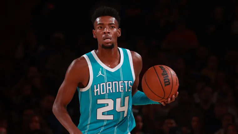 El delantero de los Hornets, Brandon Miller, compite por el premio al Novato del Año