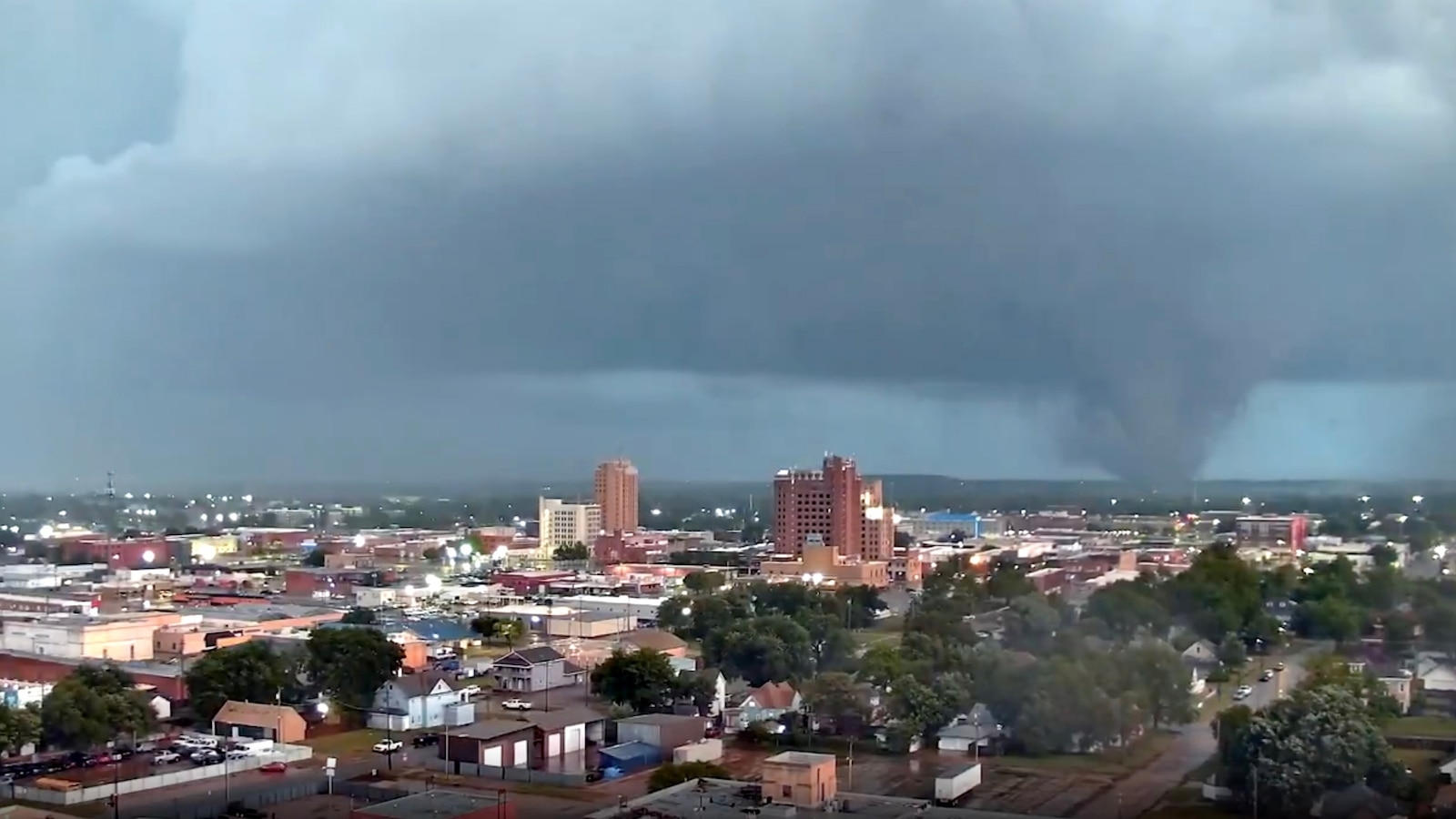 oklahoma-tornado-ht-jt-260425_1777131076277_hpMain_16x9.jpg