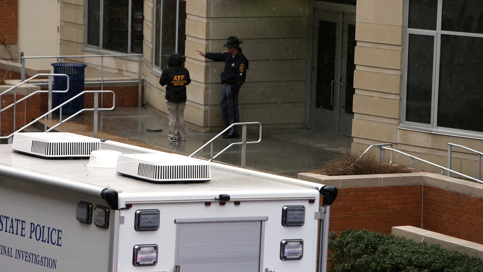 Los federales arrestan a un hombre por supuestamente vender un arma al tirador de Old Dominion