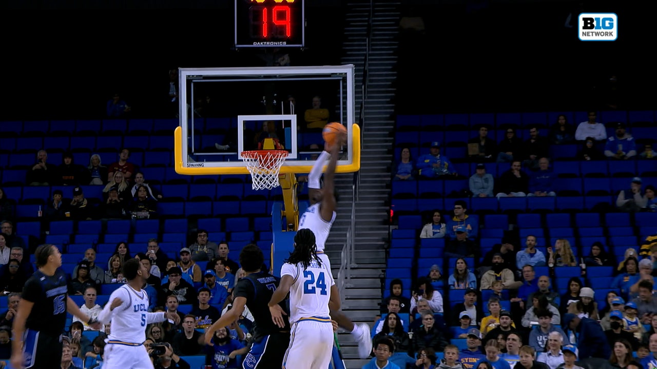 Donovan Dent golpea a Eric Dailey Jr. para un SLAM alley-oop, ampliando la ventaja de UCLA sobre Presbyterian