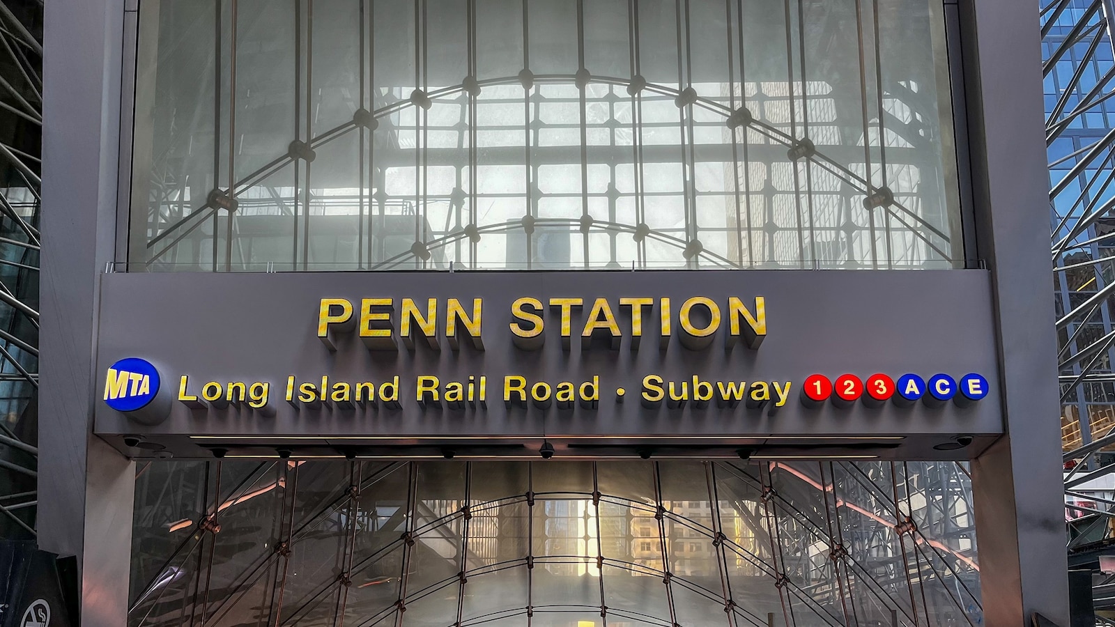 Cinco personas apuñaladas en Penn Station en Nueva York, sospechoso bajo custodia policial: fuentes