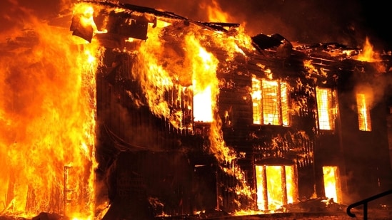 Un enorme incendio devasta los hoteles Superior y Sage en Wisconsin; aparece un video impactante