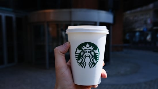 Las acciones tecnológicas caen después de que Starbucks recurra a la inteligencia artificial interna para reemplazar las herramientas de Microsoft e IBM