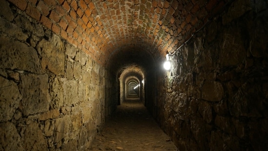 Descubrimiento de un enorme túnel secreto que conecta Tijuana y San Diego; Pudo haber sido un centro de tráfico de armas.