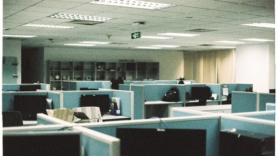 ¿Por qué las empresas siguen despidiendo trabajadores a pesar de los altos beneficios? IA, reducción de costos y automatización explicadas