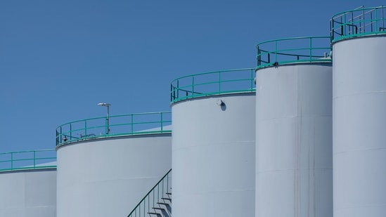 Los precios del petróleo suben por encima de los 100 dólares mientras el conflicto en Oriente Medio genera temores sobre el suministro mundial