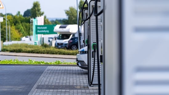 ¿Por qué los fabricantes de automóviles estadounidenses están abandonando los vehículos eléctricos? Explicar