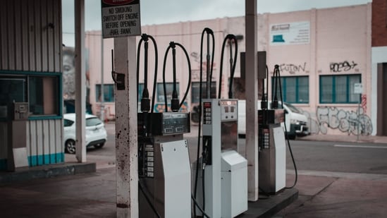 El camino de regreso a la gasolina a 3 dólares podría ser largo. Esto es lo que mantiene altos los precios de la gasolina, explicado