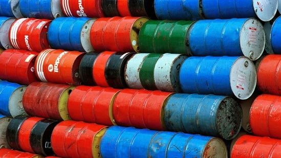 Por qué los precios del petróleo están subiendo después de los ataques de Estados Unidos e Irán, los temores del Estrecho de Ormuz y la advertencia de 100 dólares de Goldman Sachs: explicado