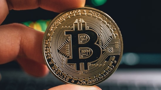 ¿Por qué Bitcoin cayó por debajo de los 63.000 dólares? Explicación de las tensiones entre Estados Unidos e Irán y los temores sobre las tasas de la Fed