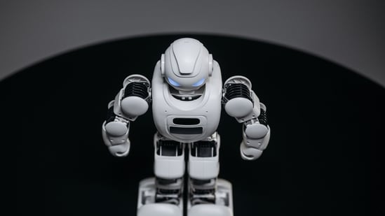 Conoce a “Surgie”: el robot humanoide que acaba de realizar con éxito una operación quirúrgica en vivo