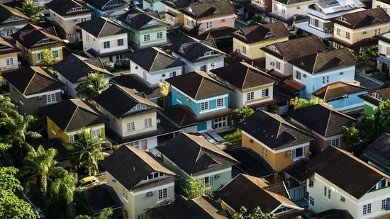 Informe de Harvard: Los crecientes costos de la vivienda y las altas tasas hipotecarias mantienen estancados a los estadounidenses