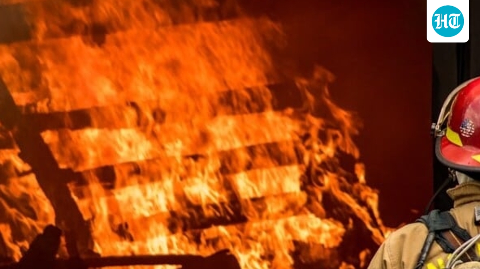 Incendio Holyoke: Las cuadrillas luchan contra un gran incendio en un edificio en 131 Clemente Street; superficie de vídeos