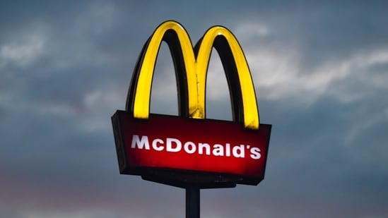Trabajador de McDonald’s hospitalizado con graves quemaduras tras presunto ataque; La familia revela nuevos e impactantes detalles.