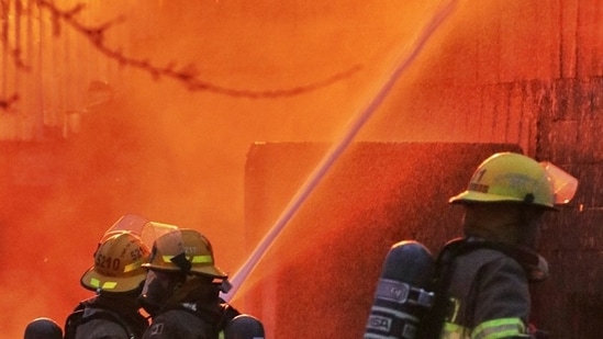 Actualización sobre incendios en Miami Gardens: humo visible en Miramar y Pembroke Pines mientras se produce un incendio en Global Warehouse Solutions