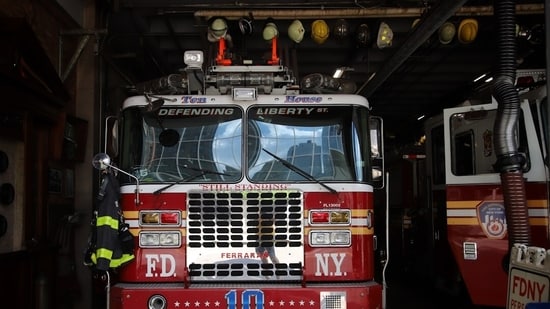 Incendio y explosión en astillero de Nueva York hirieron a 16 personas, causa bajo investigación
