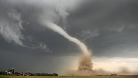 Tornado de Effingham: Nueva advertencia para partes de Illinois después de que se informó que tocó tierra cerca; ver vídeos de tornado aterrador