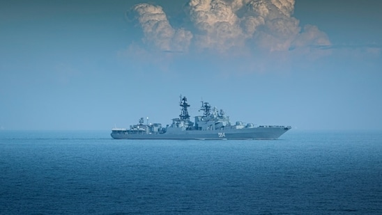 Dos barcos de la Armada de EE. UU. chocan en el Atlántico Sur durante un “ejercicio de reabastecimiento de rutina”: informe